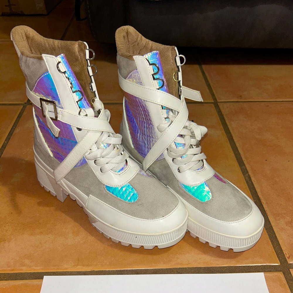 Holographic Prism Booots